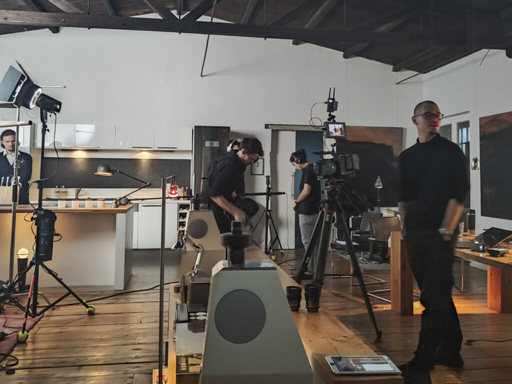 Ein Behind the Scenes Foto, vom Set von "Bleib doch noch" mit Filmregisseur Max Kassun